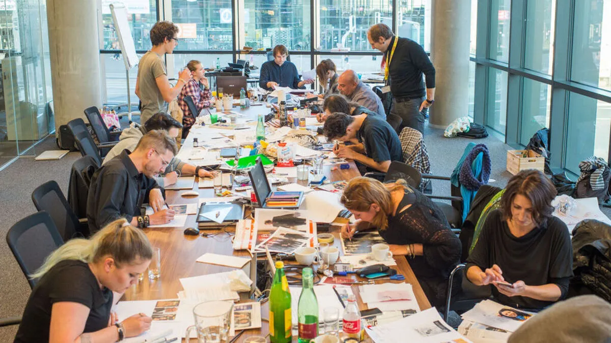 Kreative Vollbesetzung im Konferenzraum