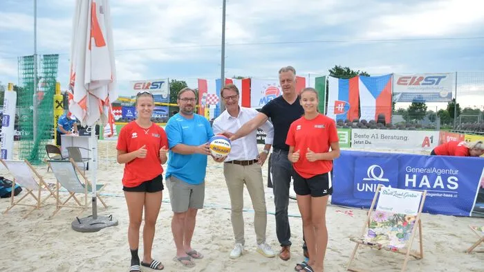 Eröffnet wurden die diesjährigen MEVZA Beachvolleyball Championships in der Beachbox Hartberg unter anderem von Bürgermeister Marcus Martschitsch: „Ich freue mich, dass hier in den nächsten Tagen etwas los ist."