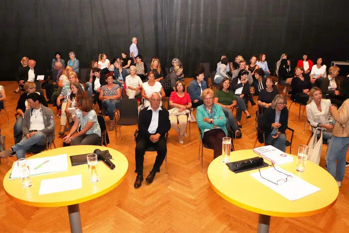 Die Teilnehmerzahl war im Stadtsaal begrenzt, maximal 100 Personen konnten an der Buchpräsentation teilnehmen.