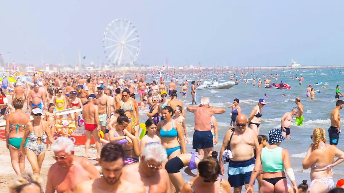 Am Strand von Rimini herrscht im Sommer immer Hochbetrieb. Nun wird aber auch die Nacht zum Tag gemacht