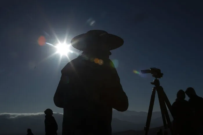 Zahlreiche Menschen in Chile beobachteten am Dienstagnachmittag (Ortszeit), wie sich der Mond langsam vor die Sonne schob.
