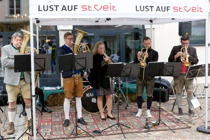 Geigten am ersten Tag „Die jungen Spritzbuam“ auf, hatte am Samstagvormittag die „Ebersteiner Kirchtagsmusi“ unter Walter Sunitsch (links) ihren großen Auftritt. 
