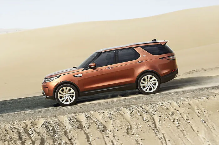 Die Basis des neuen Discovery bildet Land Rovers Aluminium-Architektur für Fullsize-SUVs. Das und die Aluminium-Karosserie machen den neuen Discovery bis zu 480 Kilo leichter als den Vorgänger, dessen klassisches Design zitiert wird. So zum Beispiel mit der Stufe im Dach, die bislang jeden Discovery kennzeichnete: So können auch die Passagiere der dritten Sitzreihe reichlich Kopffreiheit genießen.