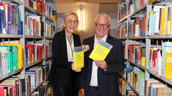 Bringfriede Scheu, Professorin an der Fachhochschule Kärnten am Standort Feldkirchen, und Otger Autrata, Leiter des Forschungsinstitut RISS freuten sich über eine erfolgreiche Buchpräsentation.