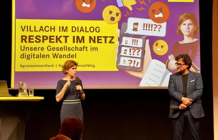 Ingrid Brodnig gab einen Einblick, wie Algorithmen funktionieren und auf emotionalisierende Sprache gesetzt wird, um Reichweite zu generieren (Im Bild rechts: Wolfgang Kofler)