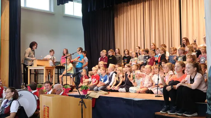 Musikalisch unterhalten wurden die Besucherinnen und Besucher von der Kameradschaftskapelle Weiz sowie den Schülerinnen und Schüler der Volksschule.