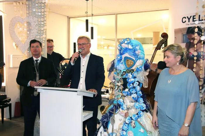 Die Vernissage am vergangenen Donnerstag war bestens besucht. Thermen-Geschäftsführer Günter Riedenbauer begrüßte die Gäste, unter ihnen auch Voitsbergs Bürgermeister Bernd Osprian. Werkbund-Präsident Bernd F. Holasek hielt die Laudatio.