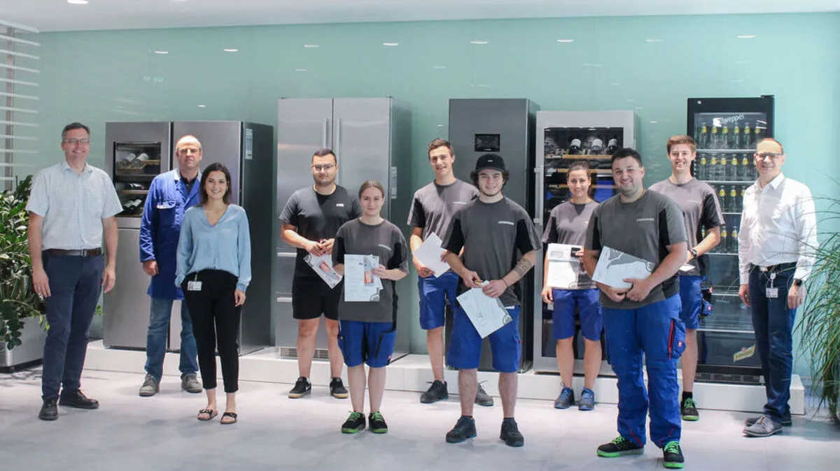 Geschäftsführer Holger König, Ausbilder Alois Unterhuber, Ausbildungskoordinatorin Lisa Bernsteiner und Ausbildungsleiter Eduard Lackner gratulieren den sieben Lehrlingen zu ihrem Erfolg bei den TyrolSkills 2021