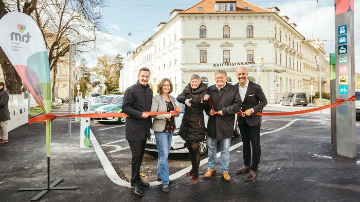 Sie haben bei der Eröffnung die Schere gezückt: Holding-Vorstand Gert Heigl, Verkehrsstadträtin Elke Kahr (KPÖ), Holding-Vorständin Barbara Muhr, Holding-Vorstand Wolfgang Malik, ÖVP-Gemeinderat Michael Schunko