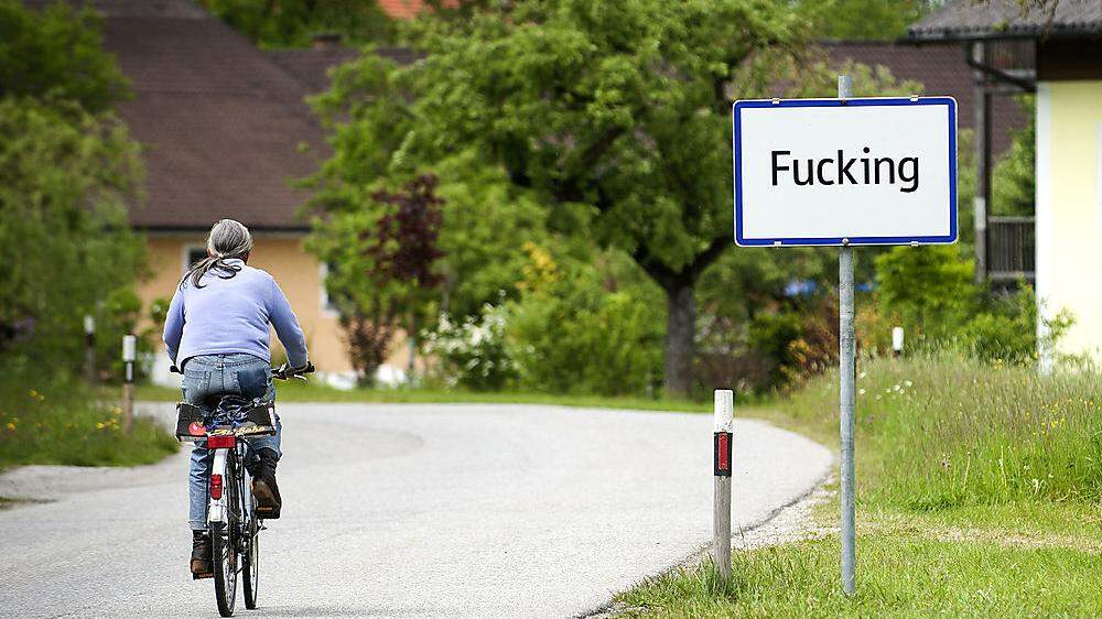 Begehrt: Die Ortstafeln von Fucking in Oberösterreich