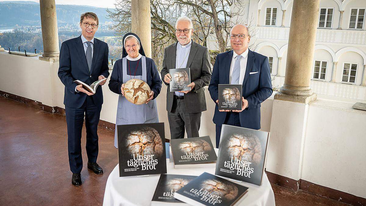 Raika-Vorstand Messner, Schwester Hemma, Bischof Marketz und Redakteur Kapeller bei der Buchpräsentation