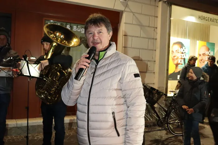 Johannes Steinwender moderierte die Eröffnung ....