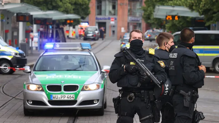 Bei einer Messerattacke in Würzburg sind nach Informationen der Deutschen Presse-Agentur drei Menschen getötet und fünf Menschen verletzt worden.