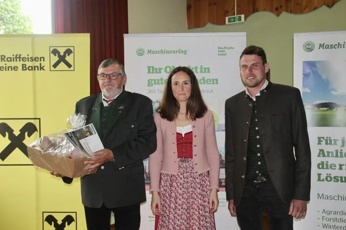 Obmann Rudolf Draxler (l.) übergab seinen Posten an Markus Klobassa (r.), Geschäftsführerin Petra Fink gratulierte