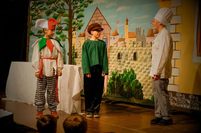 „Insgesamt waren 50 Kinder beider Schulen beteiligt – ob als Schauspielerinnen und Schauspieler, als Musikerinnen und Musiker, im Chor oder als Bühnenarbeiter“, erzählt Theaterlehrerin Kerstin Moser.