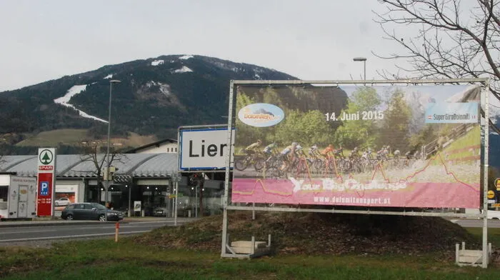 Rasch reagierte Theurl auf den Kleine Zeitung-Bericht „Pflanzerei am Straßenrand“ vom 4. April und beorderte den Ankünder im Osten von Lienz nach hinten 