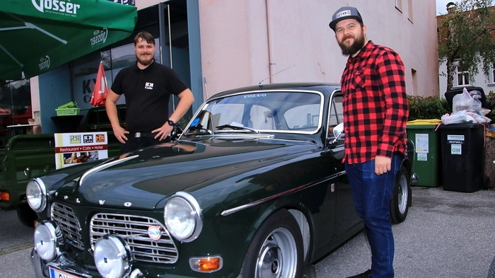 Eingeladen zum Oldtimer/Youngtimertreffen, organisiert von Sebastian Murgg und Sebastian Brunner vom K&K Cafe, sind Fahrzeuge aller Art und aller Marken, vom Moped, Fahrräder über Motorräder bis zu Autos, die über 20 Jahre alt sind.