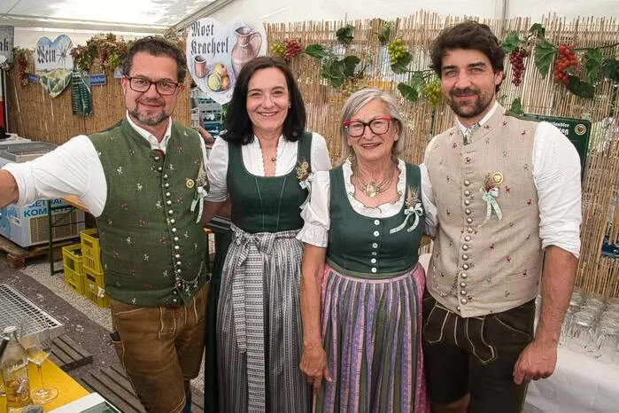 Viele Gäste konnten bei herrlichem Wetter Volkskultur genießen und gleichzeitig durch Spenden Gutes tun.
