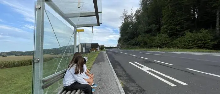Um die öffentliche Busverbindung zu erreichen, müssen die Kinder aus dem Ortsteil Ebersdorf in Fürstenfeld die L207 queren