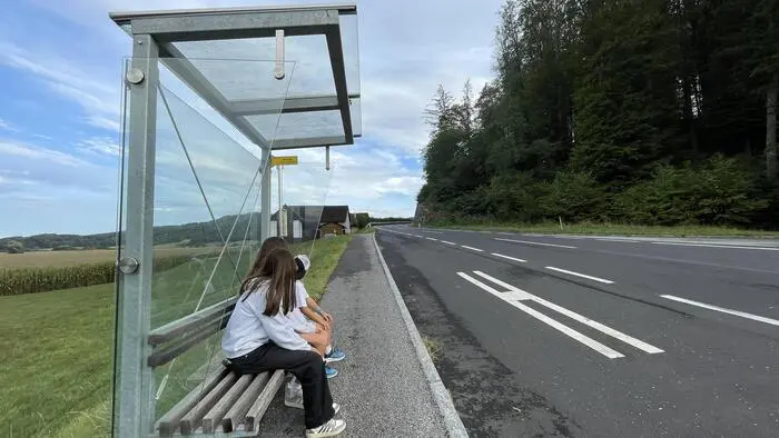 Um die öffentliche Busverbindung zu erreichen, müssen die Kinder aus dem Ortsteil Ebersdorf in Fürstenfeld die L207 queren