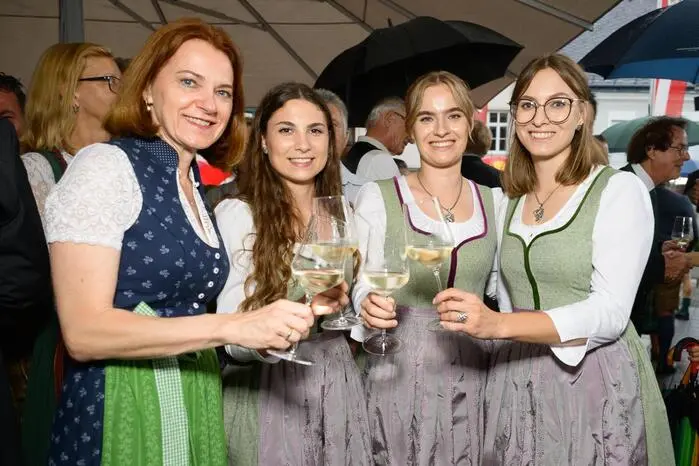 Vor dem Rathaus wurden die Ehrengäste empfangen, darunter auch Landesrätin Simone Schmidbauer (l.) mit den neuen Weinhoheiten (v.l.n.r.) Sandra Purkart, Cäcilia Skoff und Julia Perner