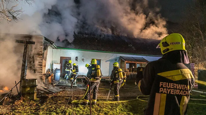 Beim Eintreffen der Feuerwehren waren Rauchwolke und Flammen kilometerweit zu sehen.
