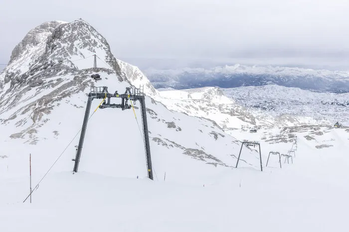 Im Herbst 2022 entschieden sich die Planai-Bahnen für das komplette Aus. Auch wenn es dieser Tage wieder am Dachstein geschneit hat, ragen die Stützen meterweit heraus - fünf Meter Schnee fehlen