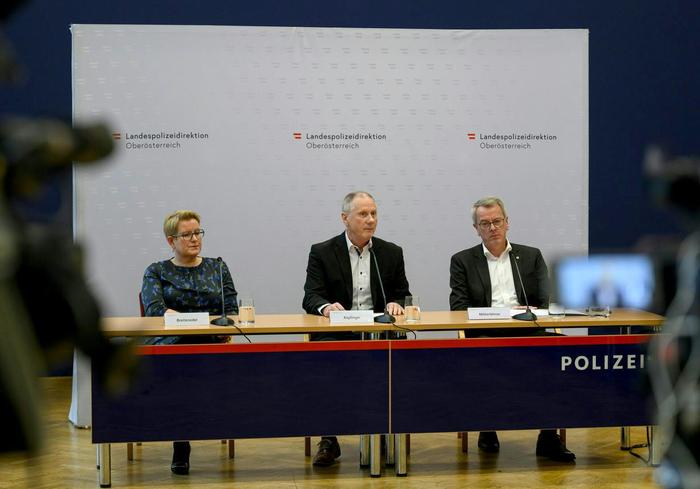 Staatsanwältin Ulrike Breiteneder, Landespolizeidirektor-Stellvertreter Rudolf Keplinger und der Leiter des Landeskriminalamtes Gottfried Mitterlehner bei der Pressekonferenz 