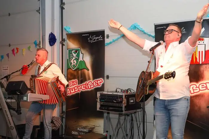 Für die musikalische Unterhaltung zeichnete die Gruppe „Die Ausreißer“ verantwortlich und brachte den Saal zum Tanzen.