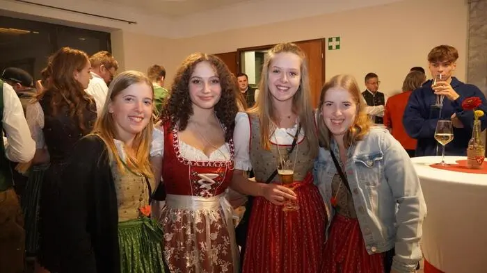 Die Landjugend Millstätterberg mit Obmann Stefan Risser und Mädelleiterin Magdalena Schmölzer freuten sich am Samstag beim Dirndlball im Kongresshaus Millstatt über zahlreiche Gäste. 