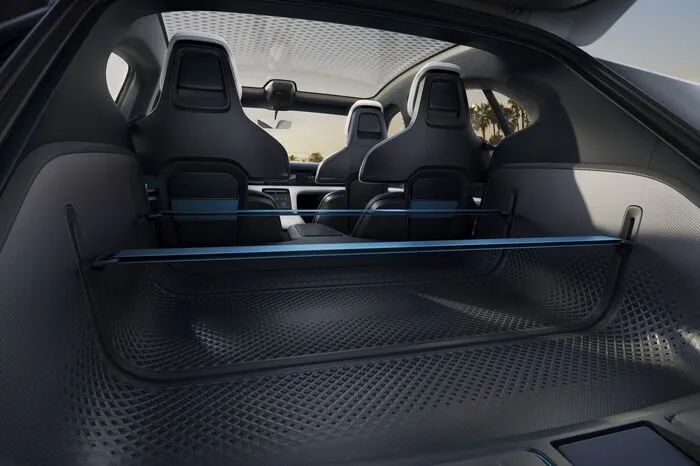 Zwei Elektromotoren mit einer Systemleistung von mehr als 600 PS (440 kW) beschleunigen den Mission E Cross Turismo in deutlich weniger als 3,5 Sekunden auf Tempo 100 und in unter zwölf Sekunden auf 200 km/h.