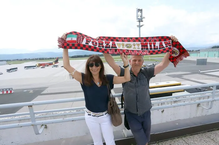 AC Milan-Fans waren am Flughafen vor Ort