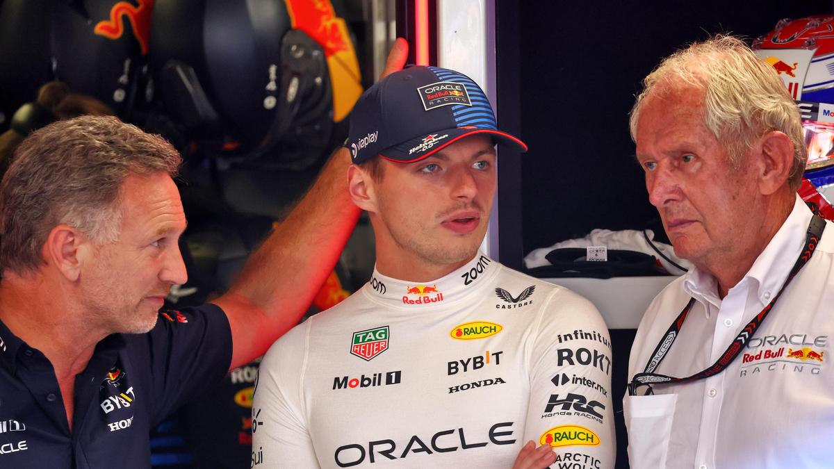 Christian Horner (links) und Helmut Marko (rechts) mit dem dreifachen Weltmeister Max Verstappen