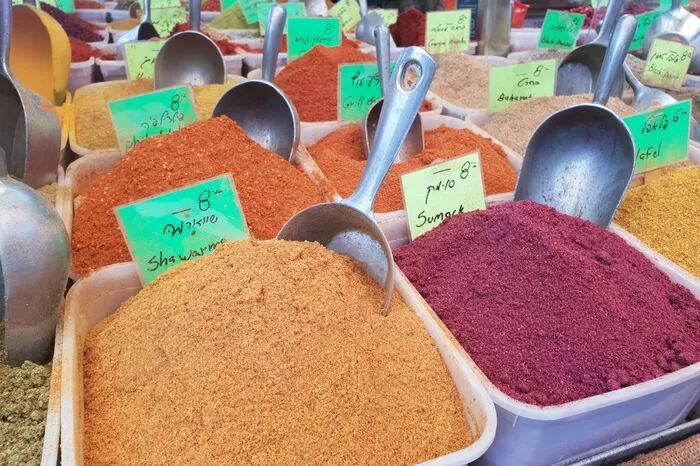 Der Markt. Besonders sehenswert ist der Carmel-Markt. Hier pulsiert das Leben. Zwischen bunten Gewürzen und frischen Früchten findet man auch ...