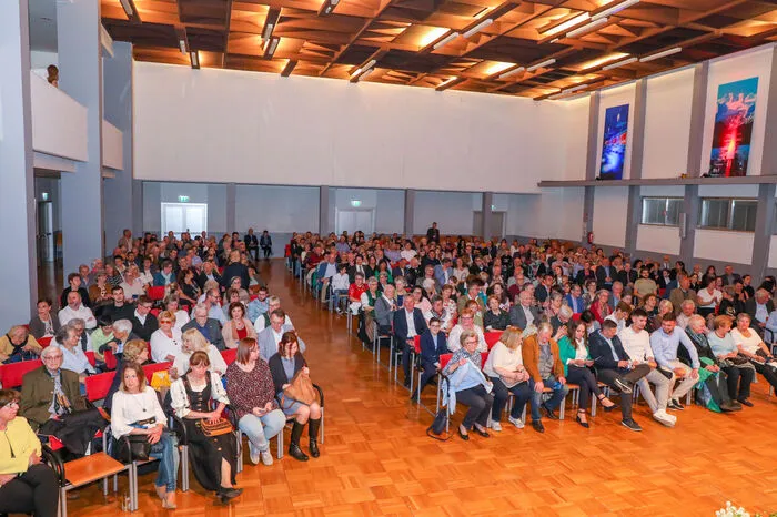 Der Kammersaal in Leoben-Donawitz war am Samstagabend gut gefüllt. Auf die Besucher wartete eine besondere Überraschung: der eigens komponierte Marsch "Via ad Astra" von Theodor Demmel, dem ehemaligen Kapellmeister der Werkskapelle, für AK-Präsident Josef Pesserl als Dankeschön für die Unterstützung der Jugendarbeit in der Kapelle.