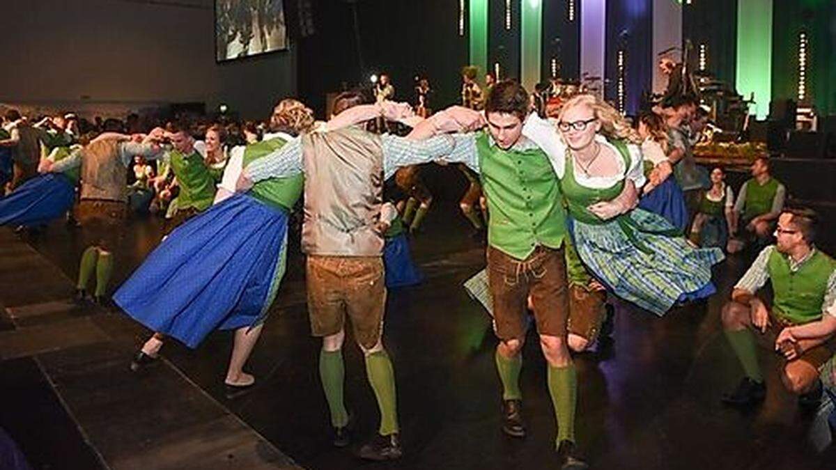 Die Landjugend Bruck zeigte beim Ball, was sie auf der Tanzfläche alles kann