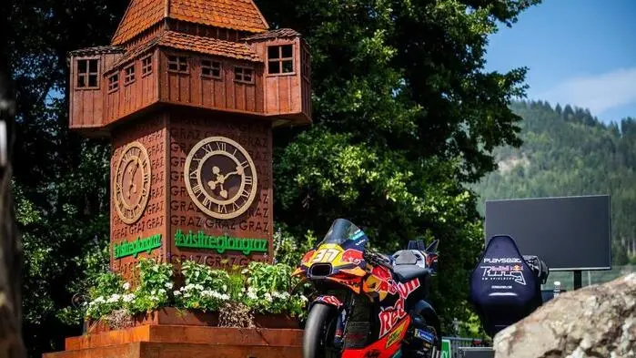 Ein Uhrturm weist in Spielberg auf Graz hin, aber auch in Graz gibt‘s heuer Motorsportfeeling zu erleben