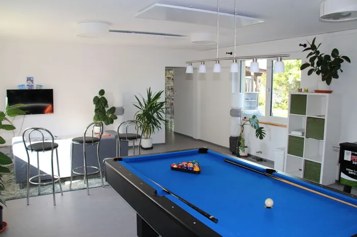 Heute sorgt ein Billiardtisch für eine ordentliche Portion Spaß.