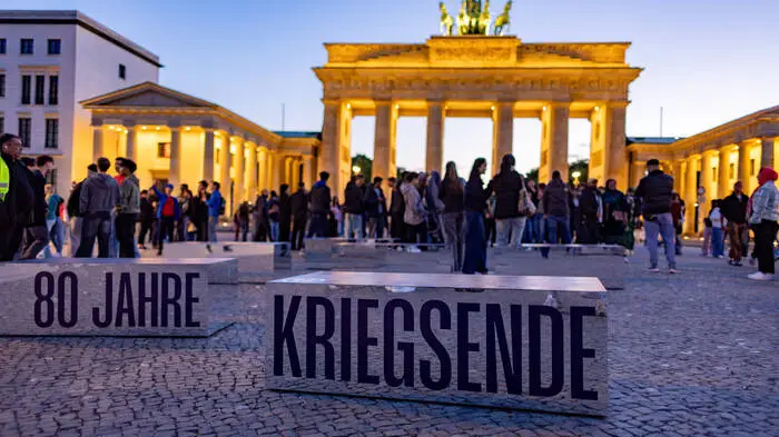 80 Jahre ist es her, als der Zweite Weltkrieg sein Ende fand. Vor dem Brandenburger Tor versammelten sich die Menschen