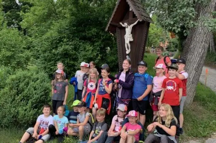Begleitet wurden die jungen Wandersleut' von ihren Lehrerinnen Elfriede Raith und Margit Oblak und zahlreichen wanderbegeisterten Eltern.