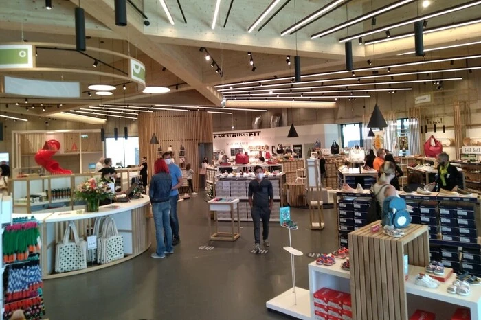 Im Hintergrund zu sehen: Auch eine Martin-Auer-Filiale wartet im Outletcenter.