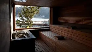 Blick auf eine Sauna des Hotels Hochschober | Eine der Kärntner Spezialauflagen: Der rote Notknopf in einer gewerblichen Sauna muss mit einer Festnetznummer verbunden sein