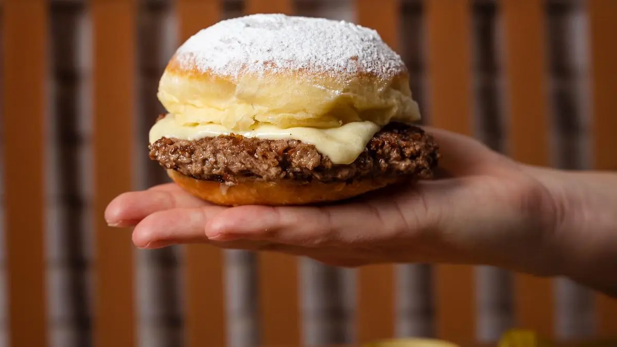 Von oben ein klassischer Krapfen, aber von der Seite ein Burger: der Krapfen-Burger von Le Burger