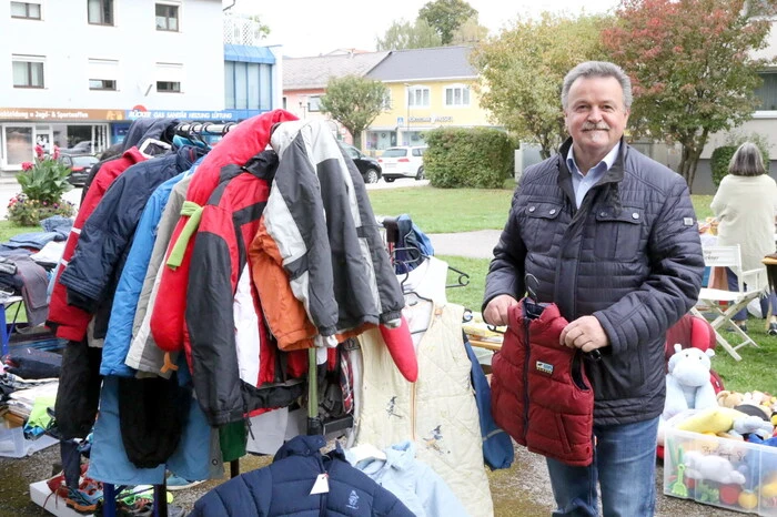 Übrigens: Fest an den Verkaufstischen herumkramen sah man unter anderen Bürgermeister Walter Zemrosser sowie Stadtrat Klaus Trampitsch (Foto). 