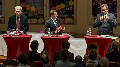 Von links: Willibald Wutte, Uwe Sommersguter und Jakob Strauß bei der Podiumsdiskussion der Kleinen Zeitung in der Volksschule Sittersdorf