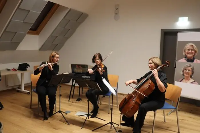 Die Vernissage wurde durch einen Impulsvortrag von Sol Haring bereichert, die gesellschaftliche Bilder rund um das Älterwerden beleuchtete. Musikalisch umrahmt wurde der Abend vom Trio Frizzante.