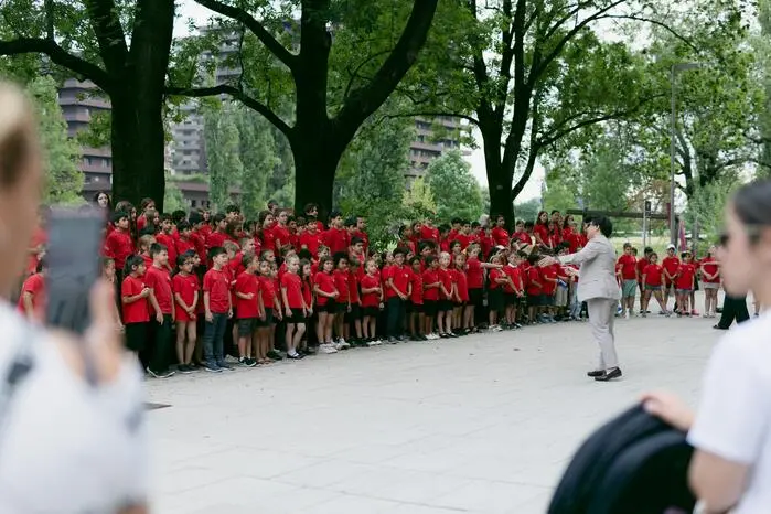 Den Auftakt bildete der Flashmob des Superar Kinderchors mit 200 Kindern, der den öffentlichen Raum mit Musik erfüllte und das Publikum begeisterte