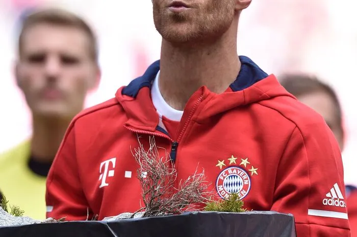 Lahm (33) hatte den Platz vor seinem letzten Einsatz mit seinem Sohn Julian als "Einlaufkind" betreten.