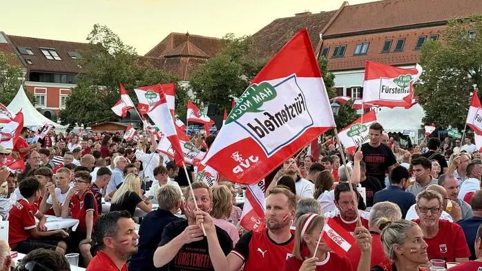 Wenn Fußballherzen höherschlagen, dann tun sie es besonders in Gemeinschaft: Die große Fußballparty am Hauptplatz Fürstenfeld war genau so ein Ort. Die Thermenhauptstadt lud auch am Donnerstag wieder zum großen Public Viewing und verwandelte das Stadtzentrum zum zweiten Mal in eine rot-weiß-rote Fußballarena unter freiem Himmel. 