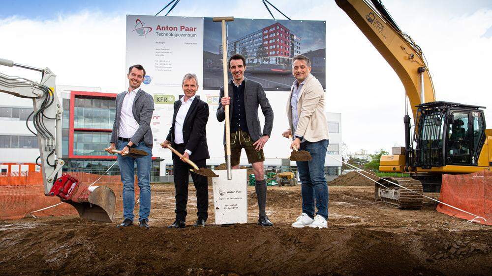 Dominik, Friedrich und Jakob Santner mit Architekt Rudi Raß